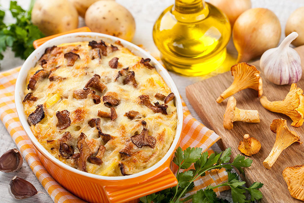 Potato gratin with chanterelles mushrooms and cheese